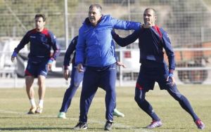 EL LEVANTE UD CON DOLORES EN DEFENSA