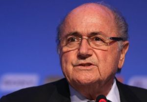 Blatter arremete contra futbolistas que simulan faltas