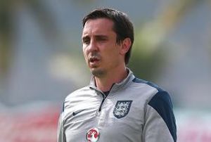 LIM PONE A SU AMIGO GARY NEVILLE AL FRENTE DE LA NAVE