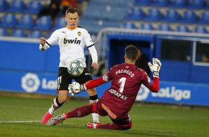 EL VALENCIA SE DEJA DOS PUNTOS EN MENDIZORROZA (1-1)