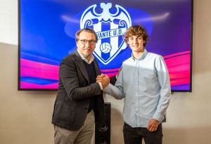 BORJA CORTINA FIRMA SU PRIMER CONTRATO COMO PROFESIONAL CON EL LEVANTE UD