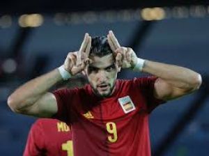 El Valencia intensifica la negociación por Rafa Mir para suplir a Cavani