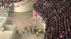 Un aficionado del Ajax está en estado grave tras caer desde una grada en el partido ante el Barça